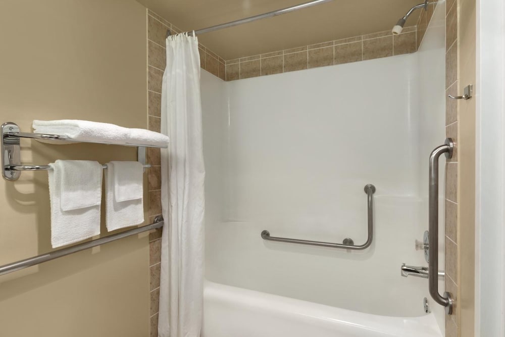 Colonial Square Inn And Suites 24/25