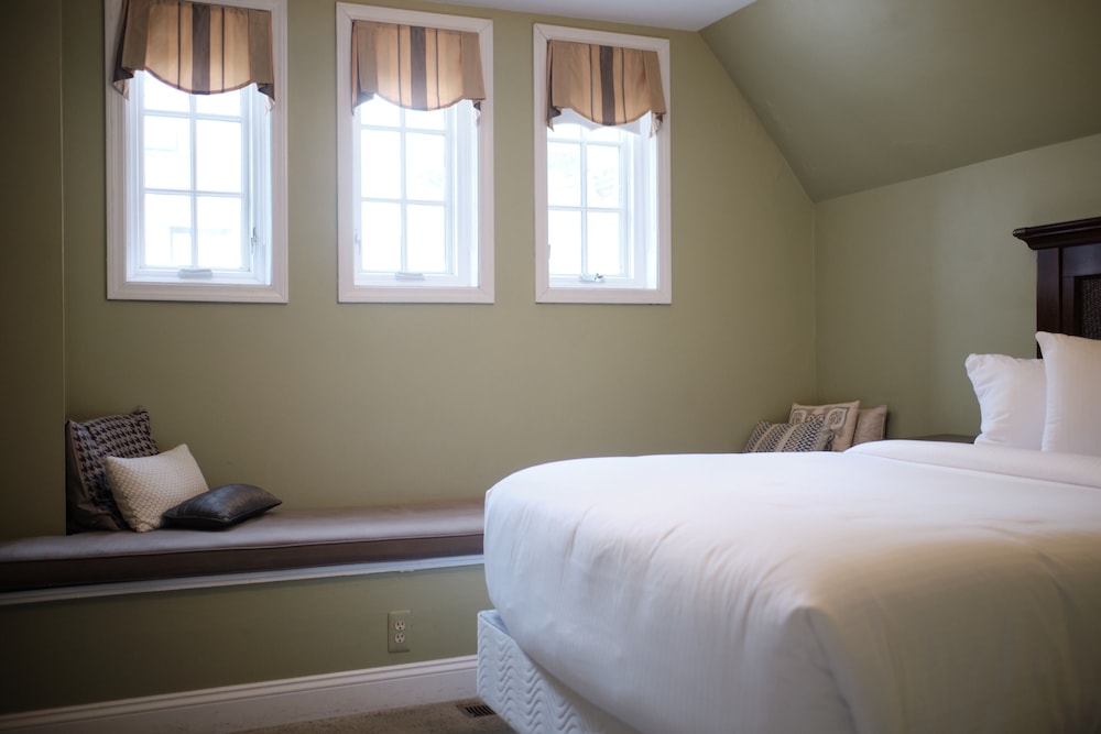 Suite, House