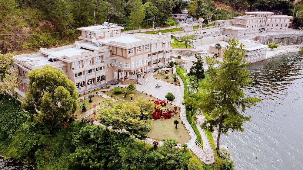 Portola Grand Renggali Hotel 23/25