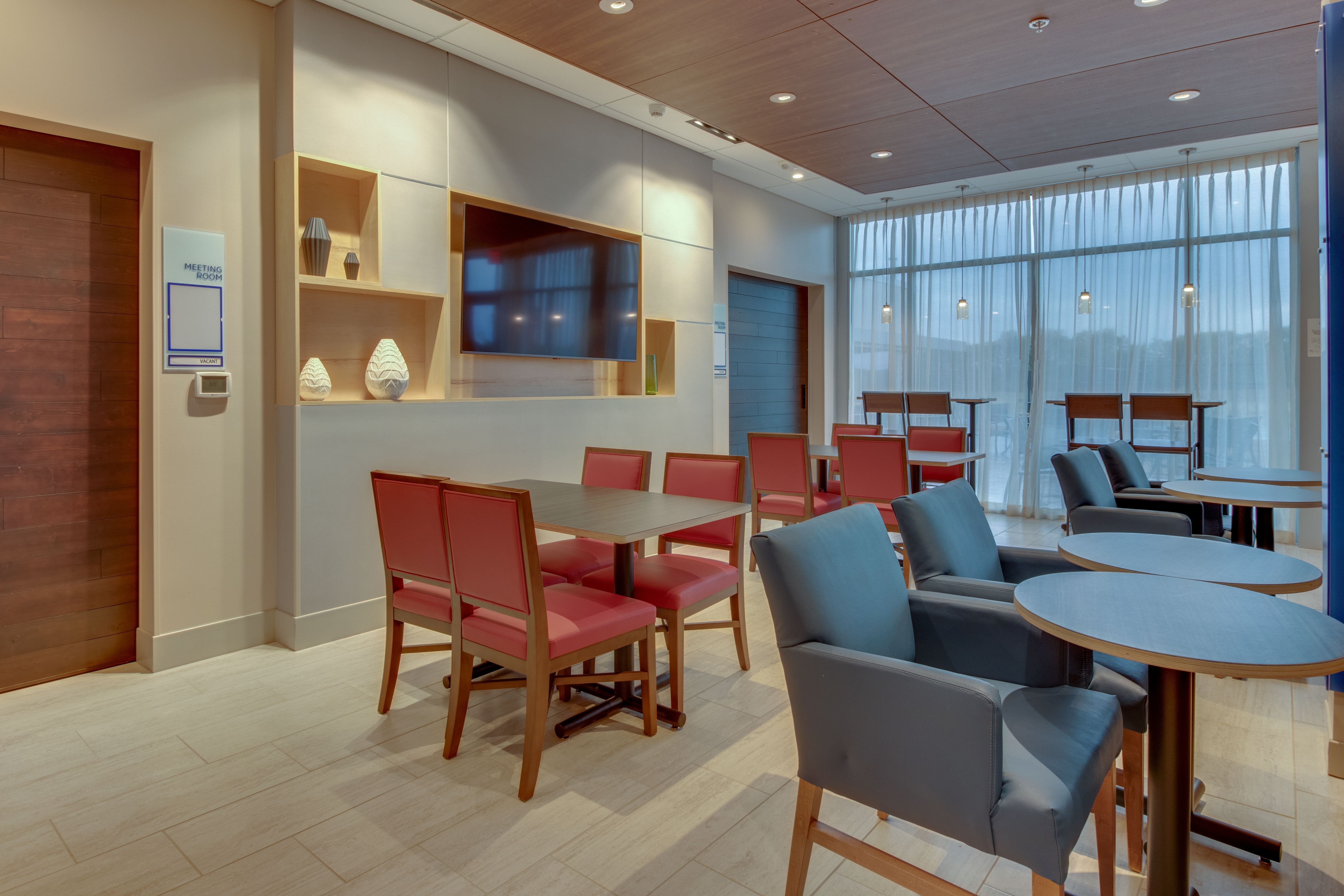 Holiday Inn Express & Suites Union City 33/47
