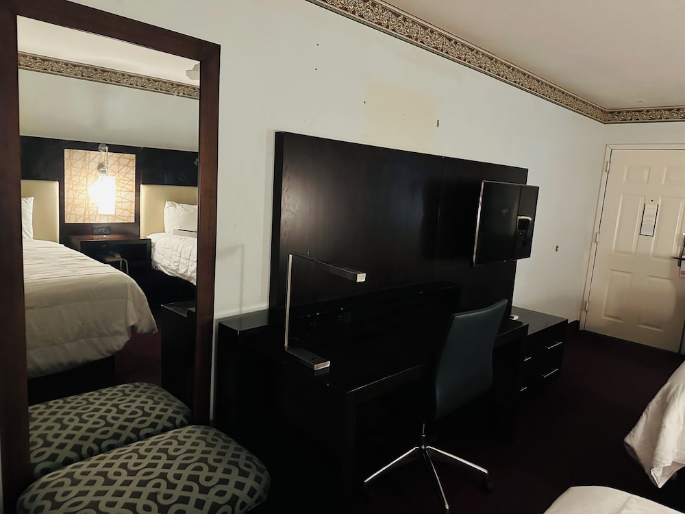The Executive Inn Suites 52/67