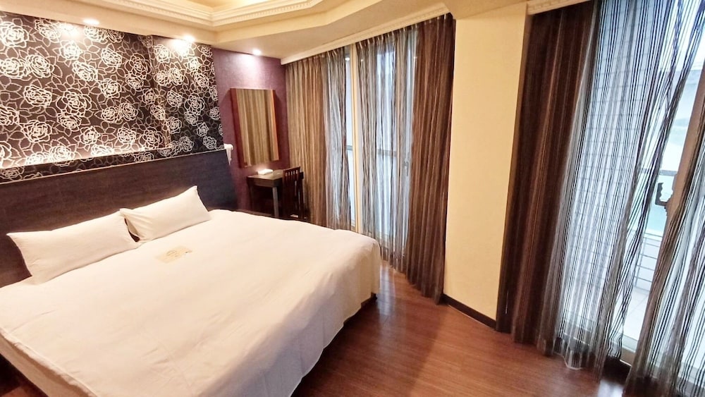 ROOM, DOUBLE BED, NO PARKING
