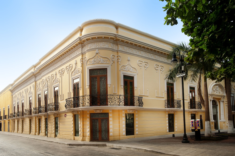Mansion Merida on the Park 62/65