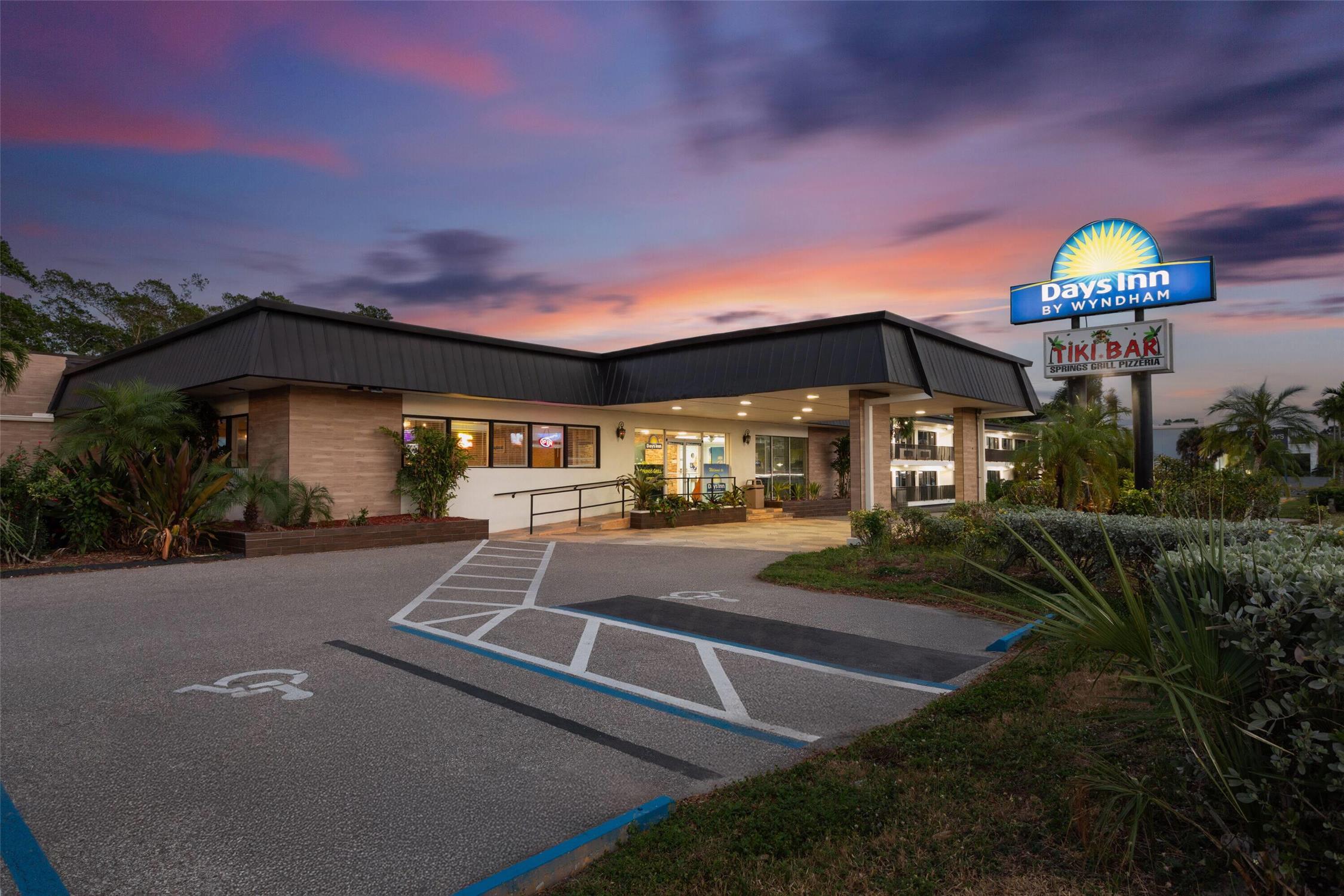 Days Inn by Wyndham Fort Myers Springs Resort 37/43