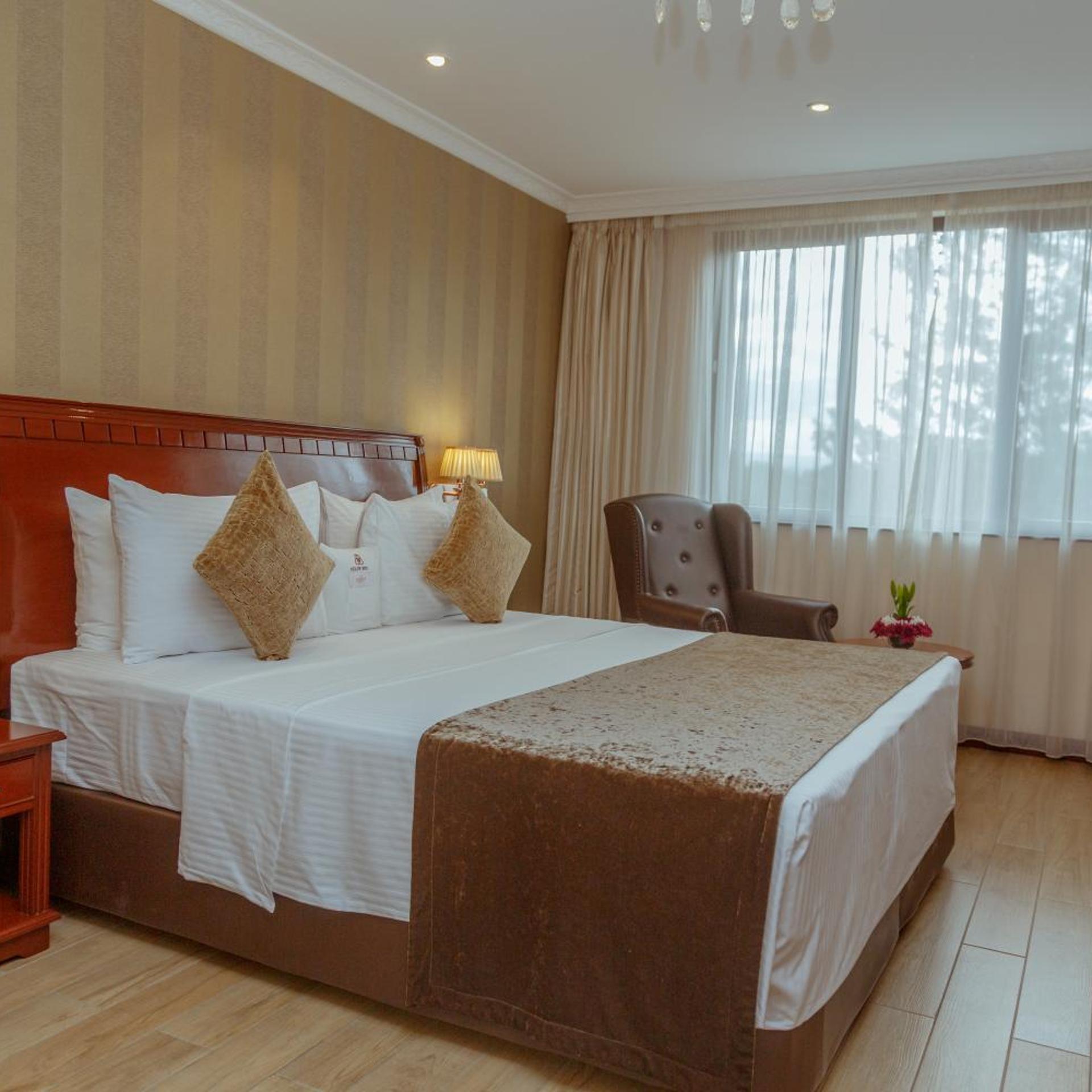 Woodland, State, Suite