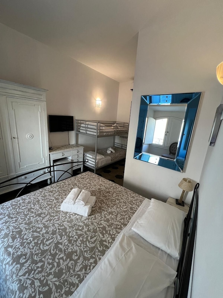Deluxe Rooms 17/59