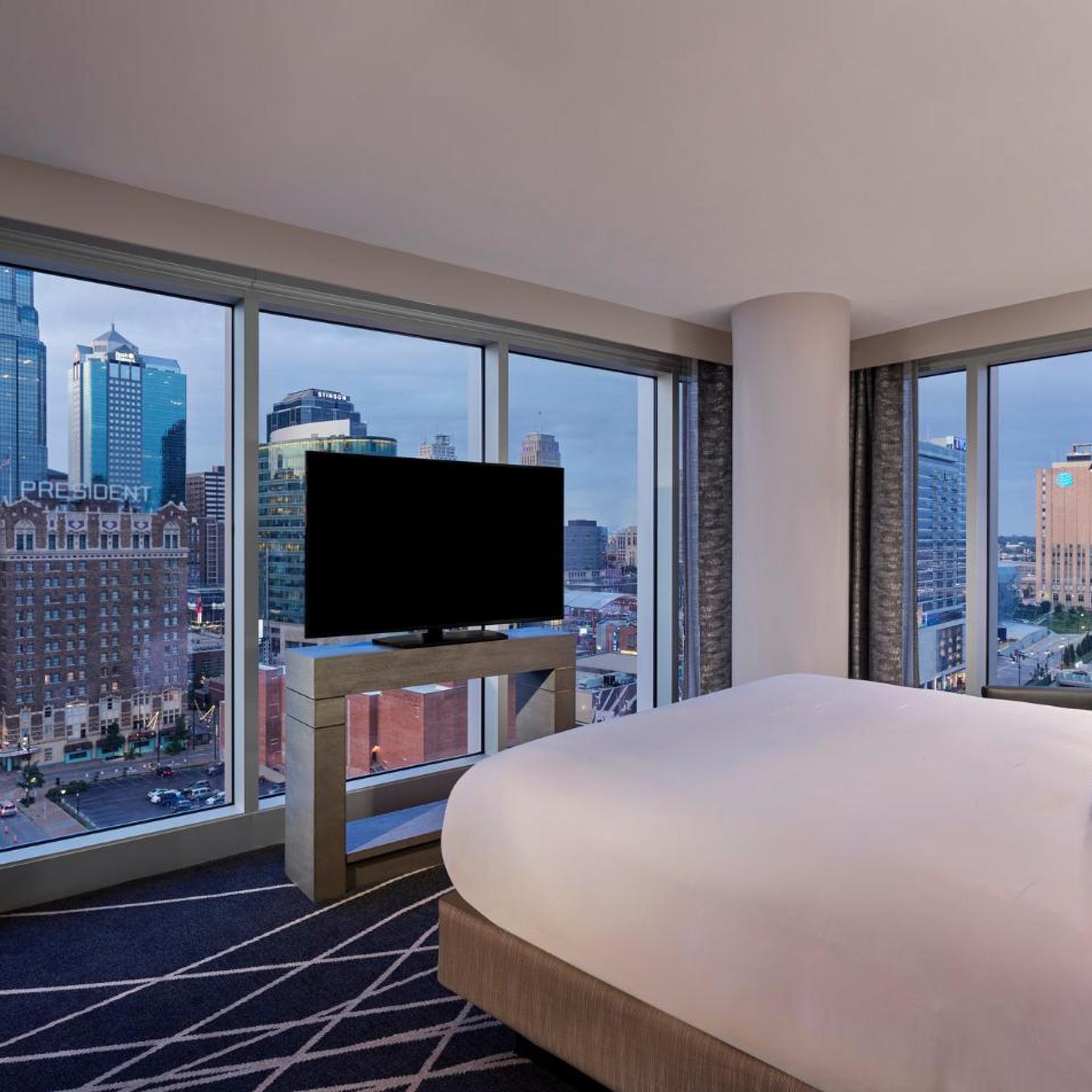 1 Bedroom, Suite, King Bed, Corner