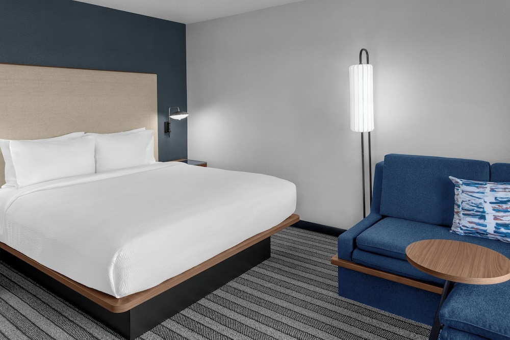 غرفة بسرير كينج بشرفة مع أريكة، Courtyard by Marriott Flint Grand Blanc 3/4