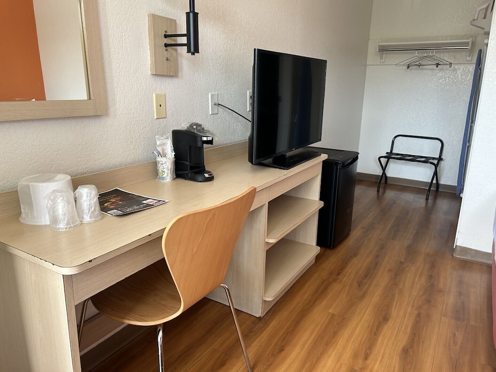 Motel6 Stanton, CA - Anaheim West 44/60