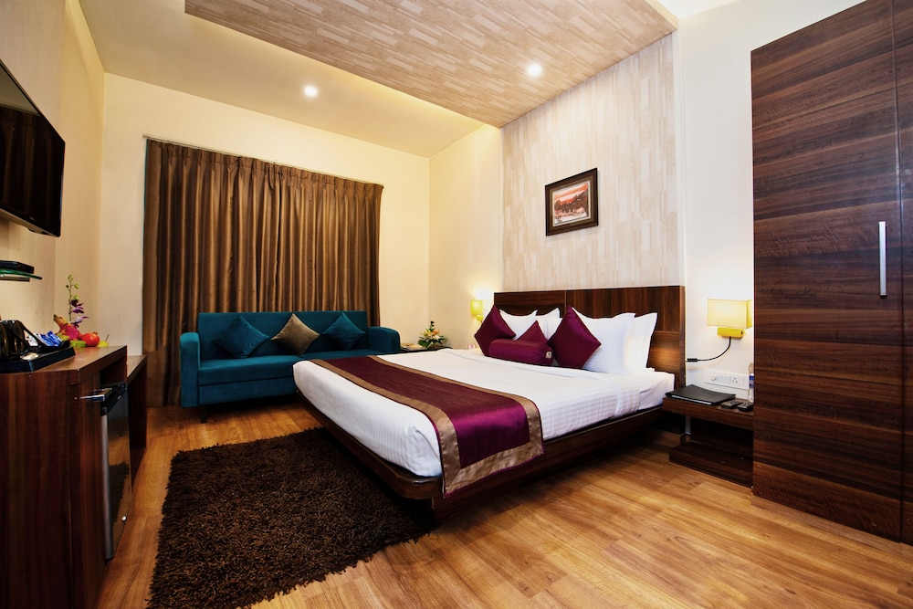 SAPNA CLARKS INN 20/47