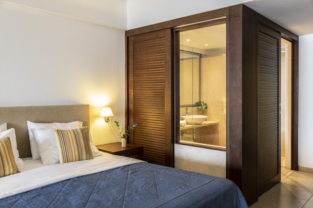 SWIM UP, DELUXE, TWIN BEDS, SIDE SEA VIEW
