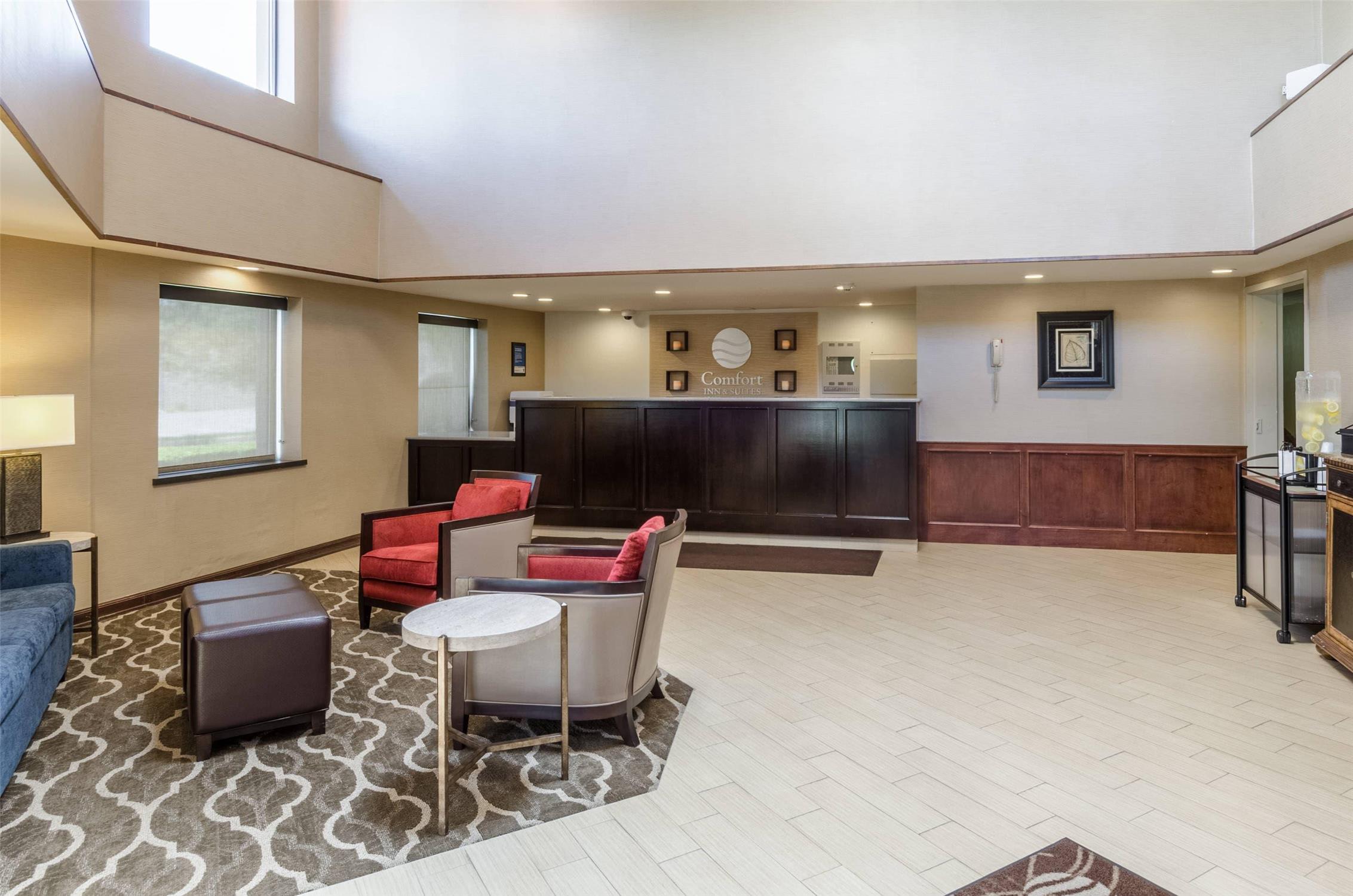 Comfort Inn & Suites West Springfield, MA 23/35