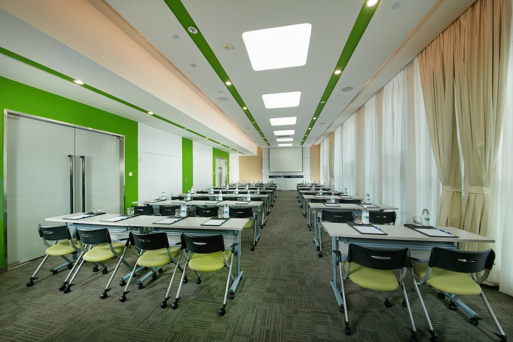 HOLIDAY INN EXPRESS LESHAN CITY SQUARE 38/43