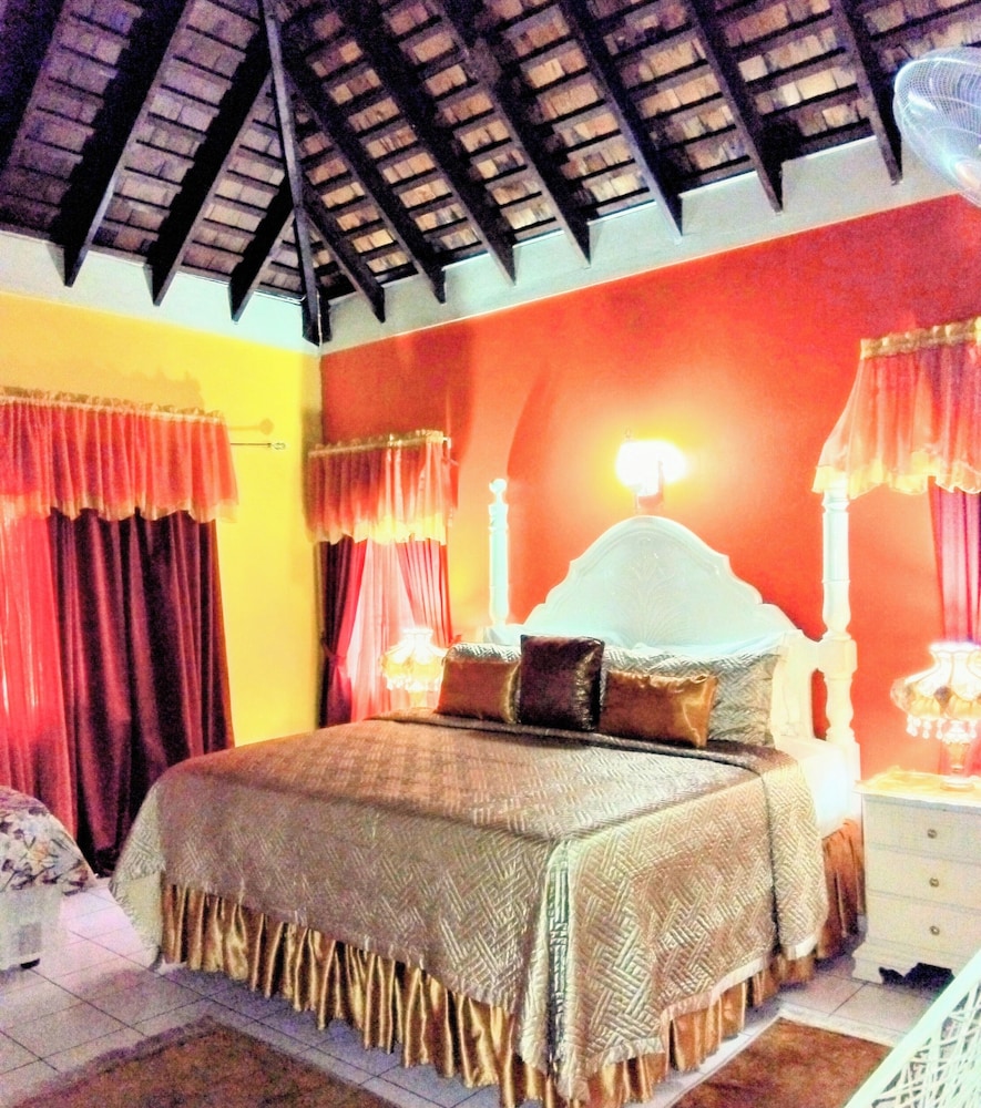 Comfort, 1 King and 1 Single Beds, Balcony, Pinkhibiscus Guest House 7/10