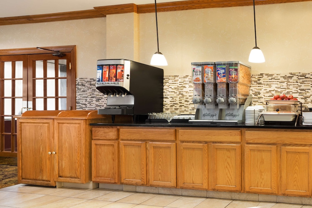 Country Inn & Suites by Radisson, Macedonia - Northfield 4/24