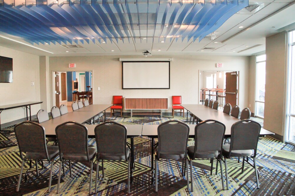 Holiday Inn Express Suites Nashville North Springfield 66/77