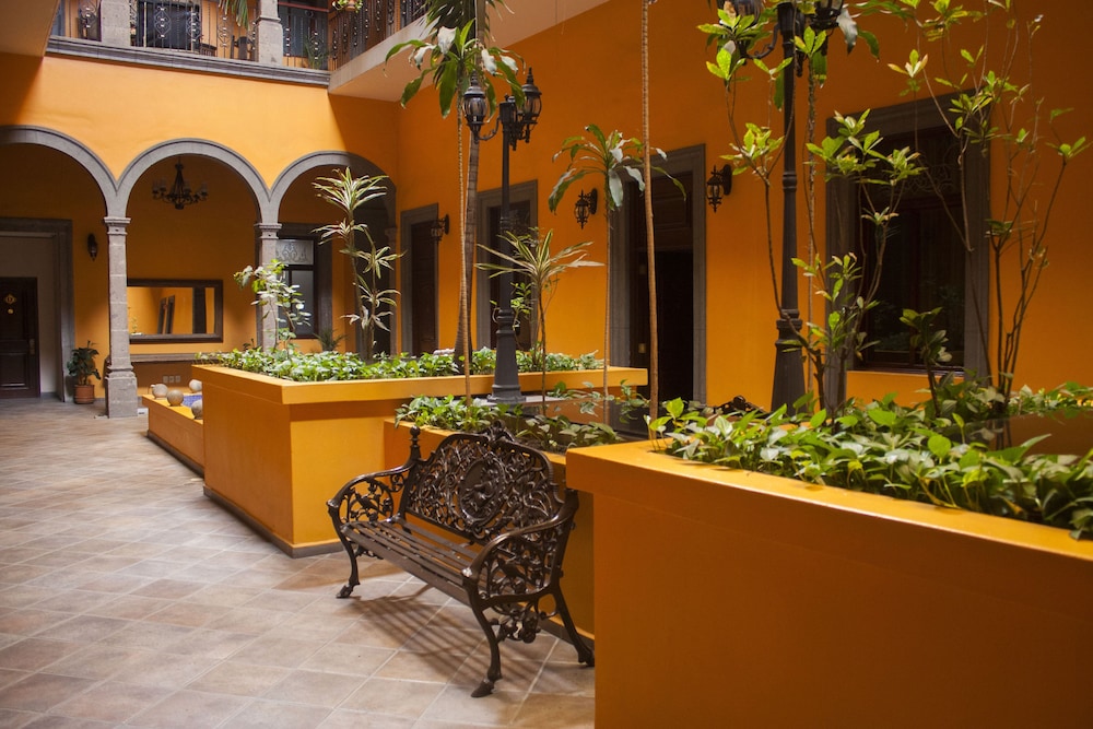 Hotel Morales Historical & Colonial 70/73