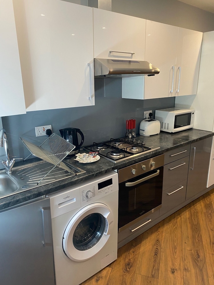 Easy Lets - Showcase Apartments 25/45
