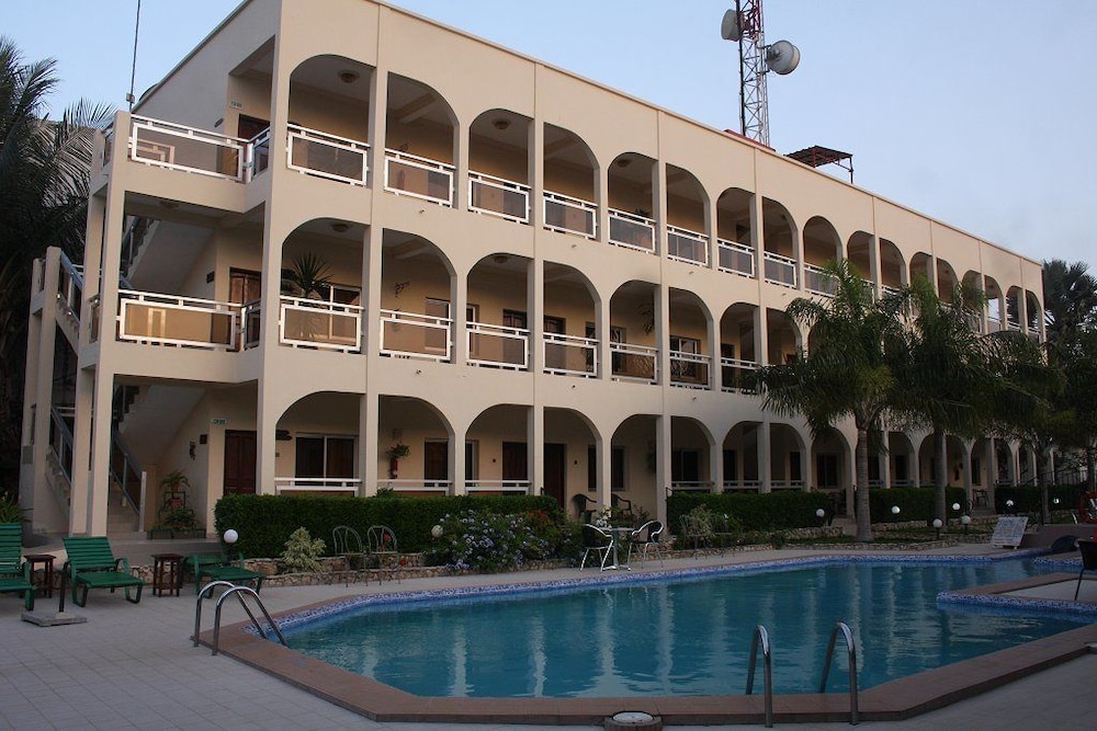 Seaview Garden Hotel in SERREKUNDA