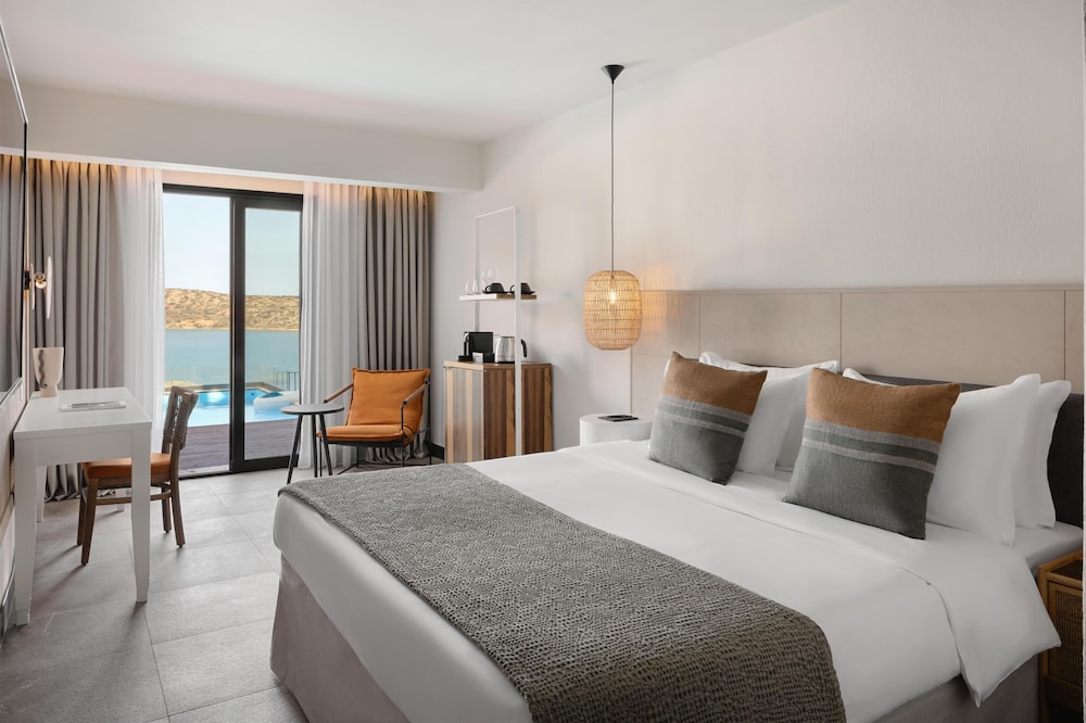 Nest, Queen Bed, Shared Pool