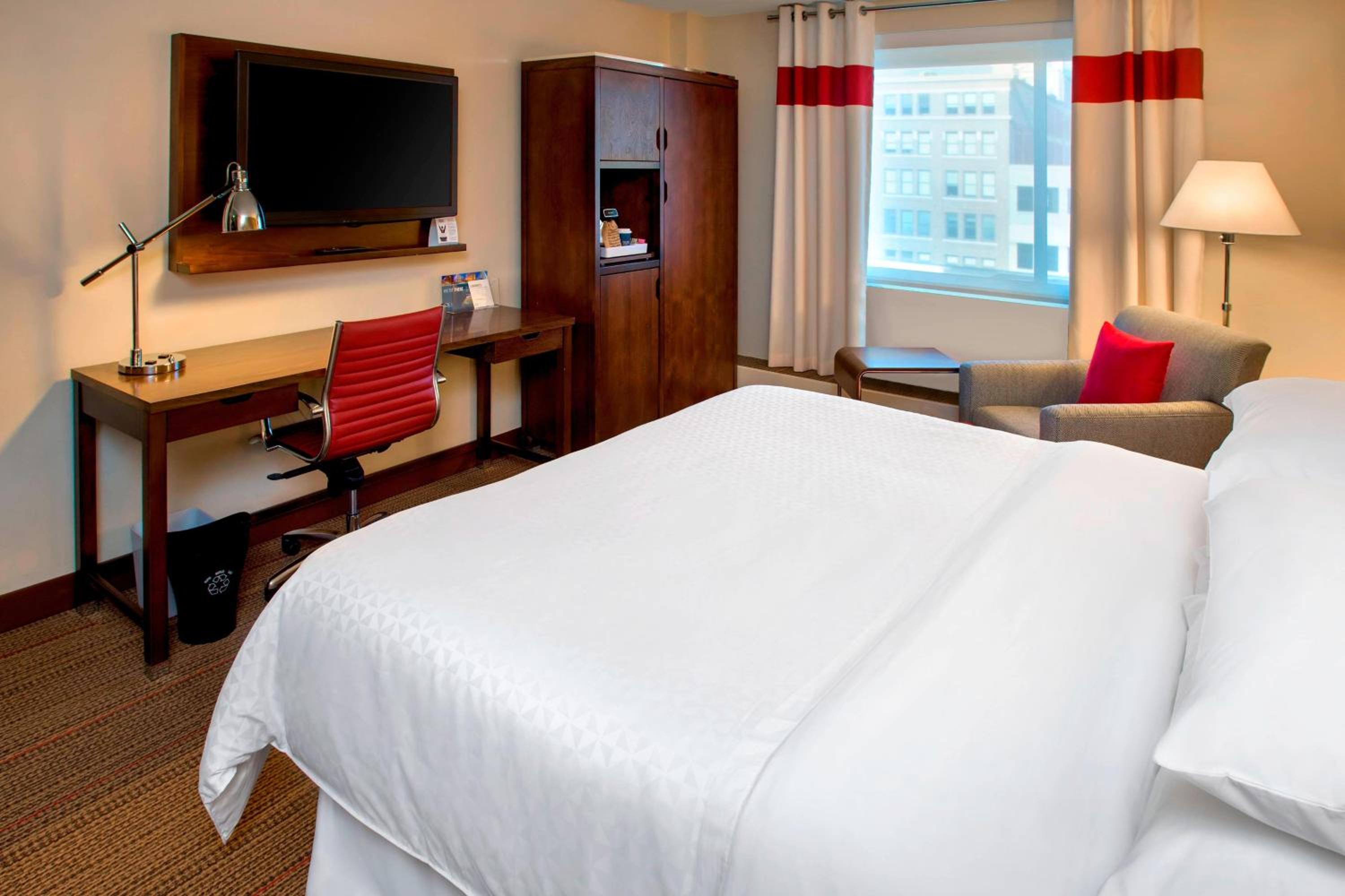 Room at Four Points by Sheraton Charleston, CHARLESTON - WV