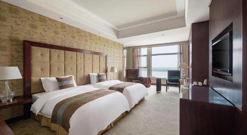 Xinhua Jianguo Hotel 9/48