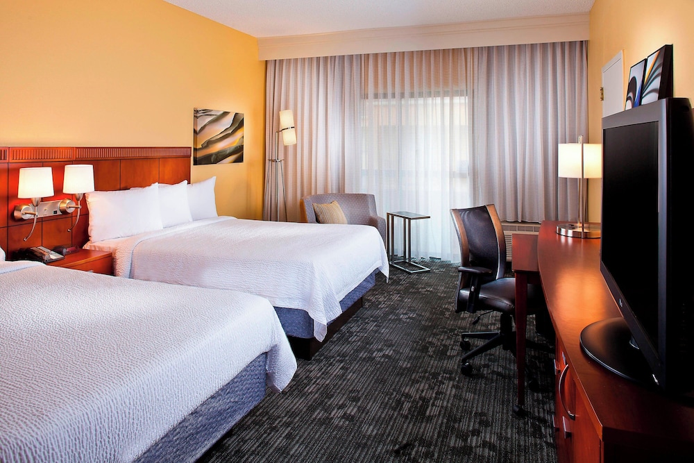 غرفة قياسية بسريرين مزدوجين لذوي الإعاقة