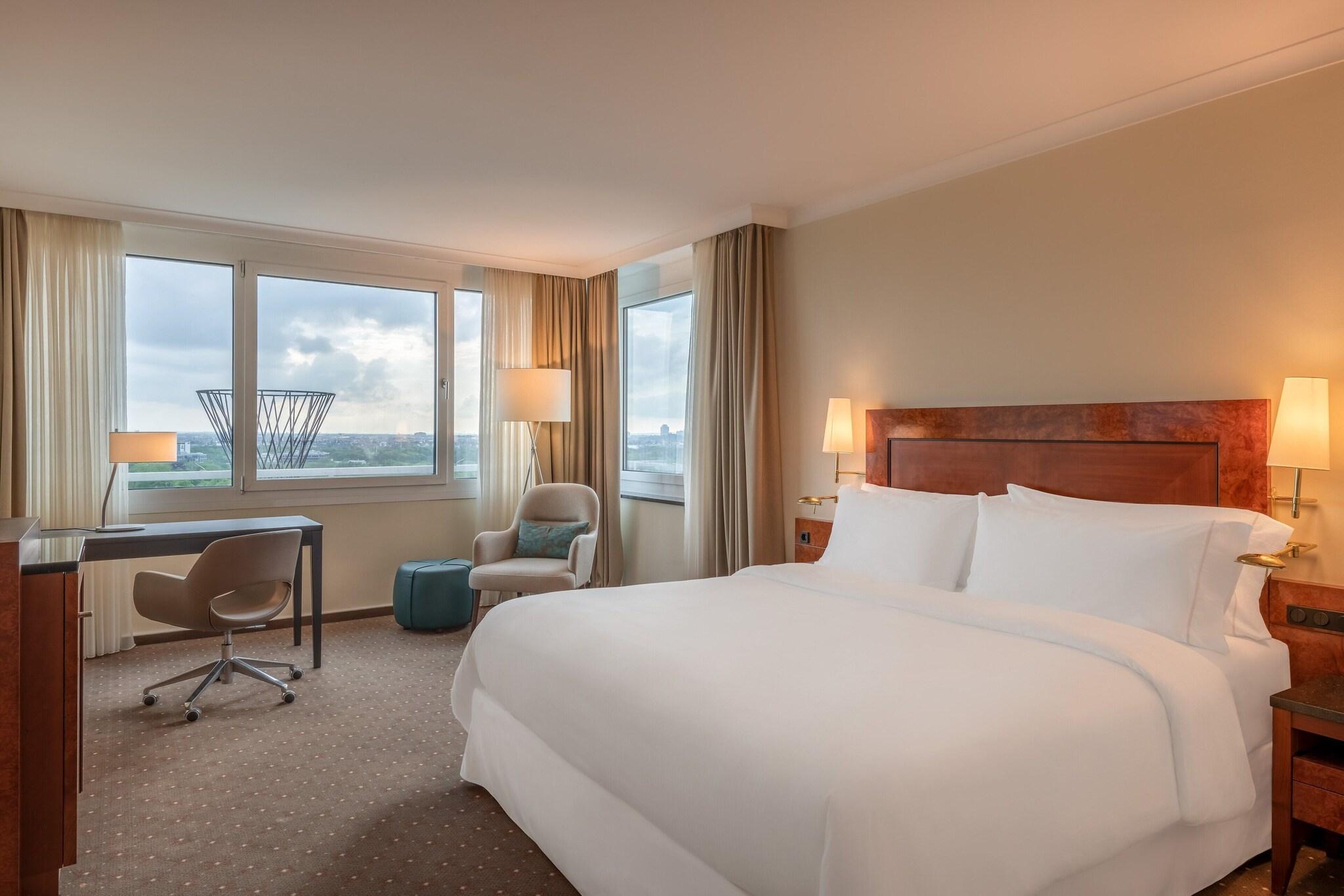 Club, Queen Bed