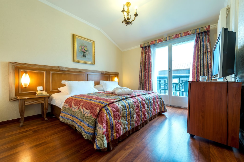 Diplomate Hotel 15/40