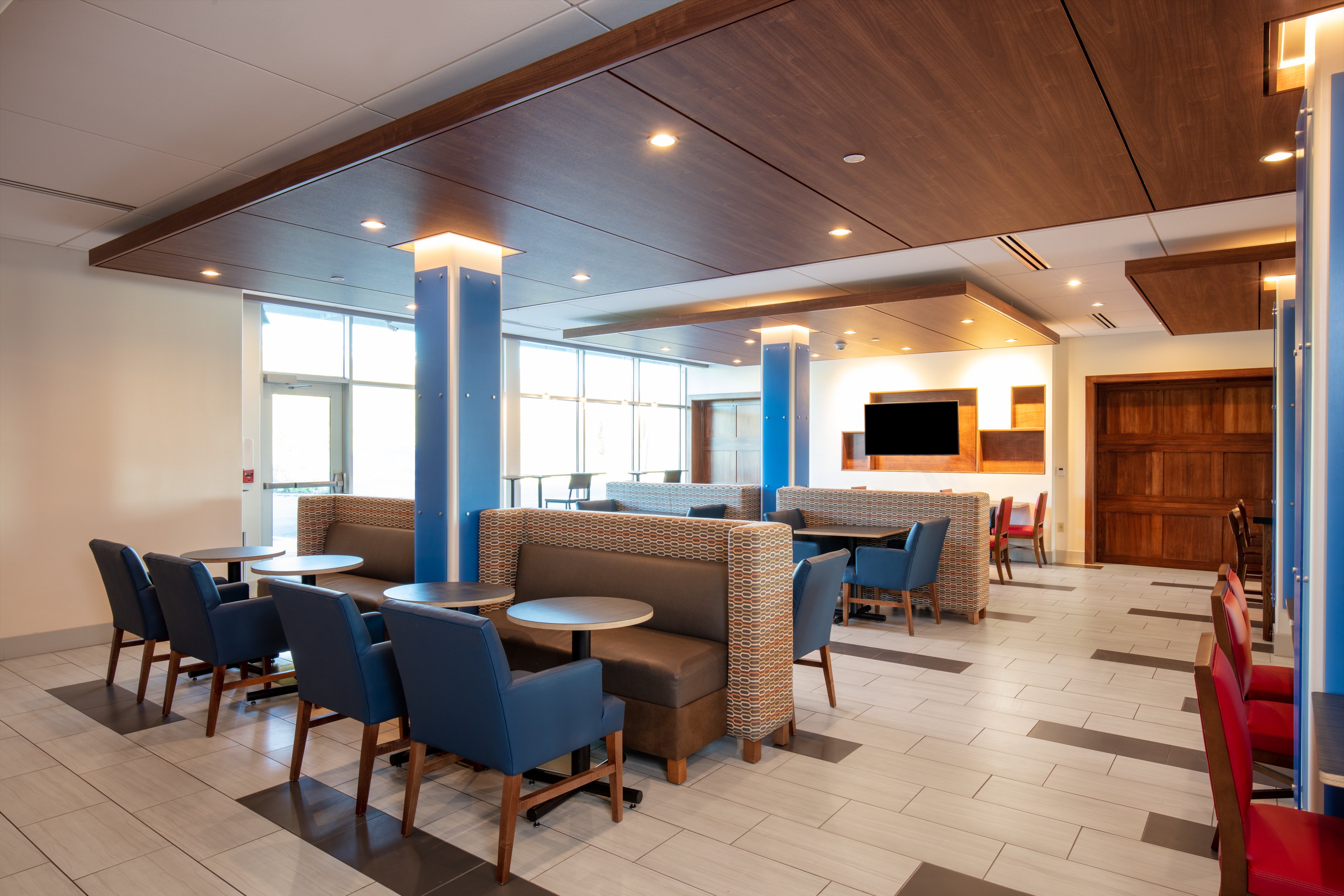 Holiday Inn Express & Suites Beloit 23/38