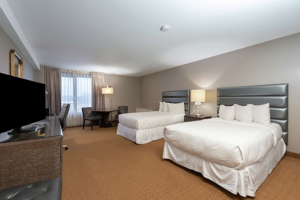 Renovated, 2 Queen Beds, Large، Doubletree By Hilton Bloomington Minneapolis South 2/7