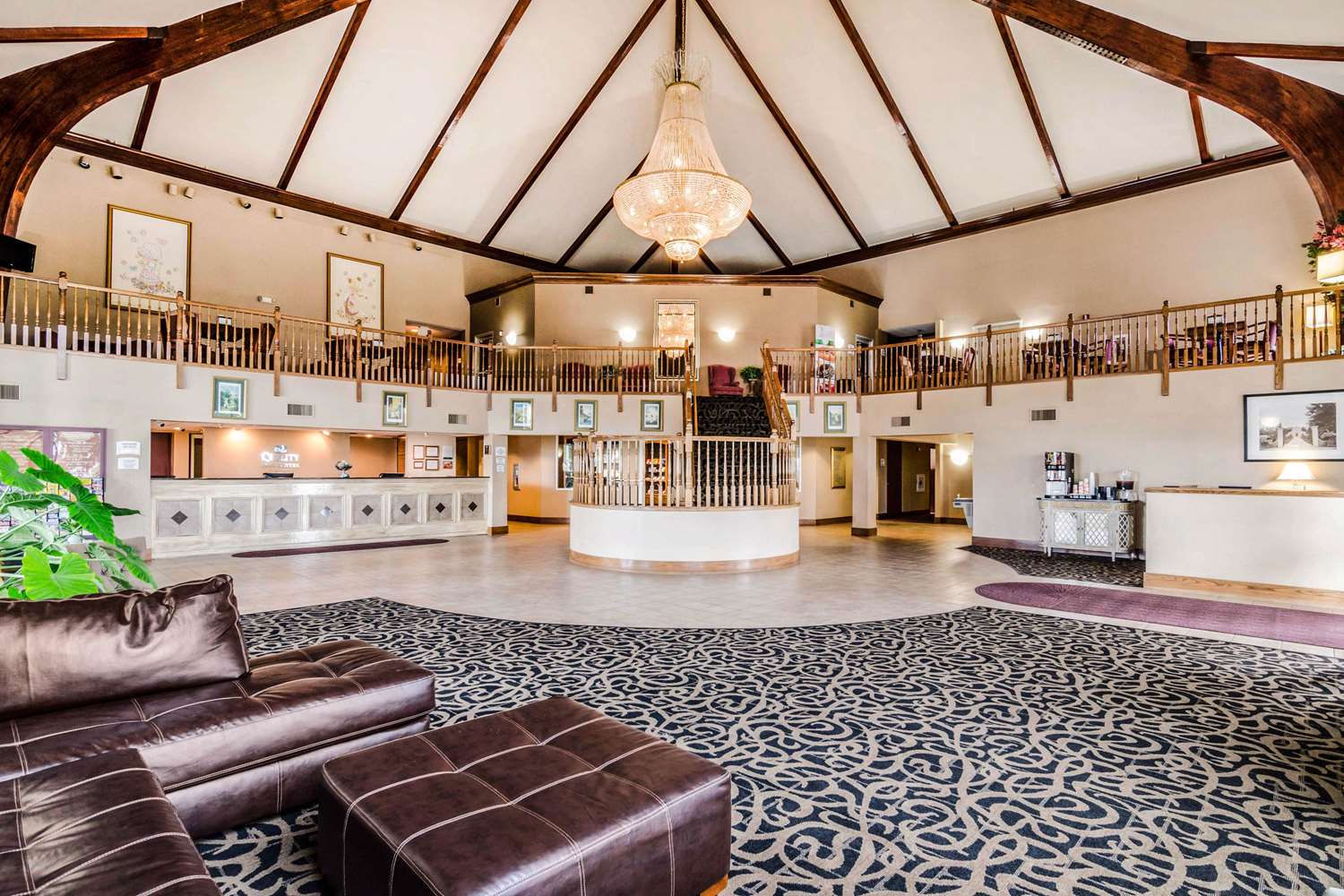 Quality Inn & Suites Carthage near Precious Moments Chapel 8/33