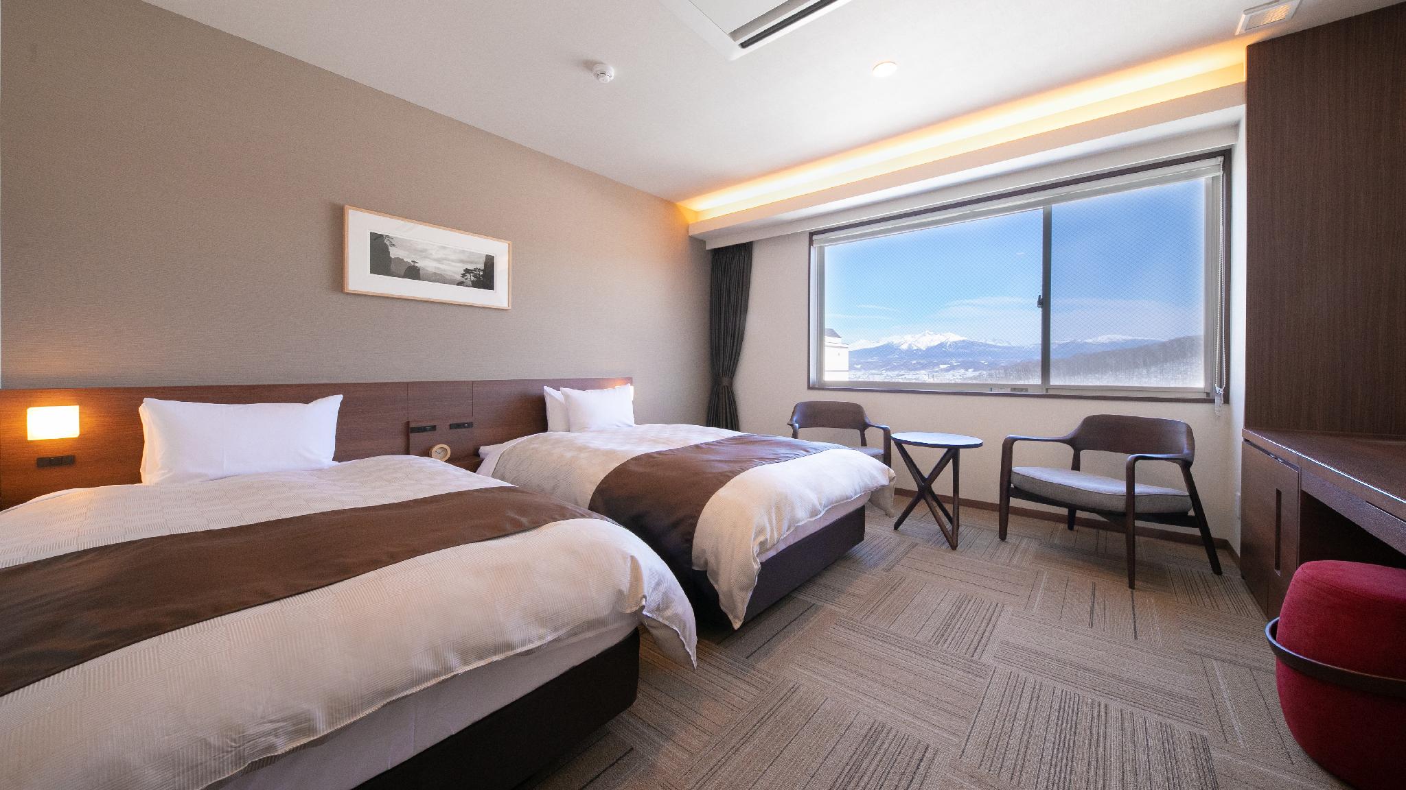 غرفة بسريرين منفصلين