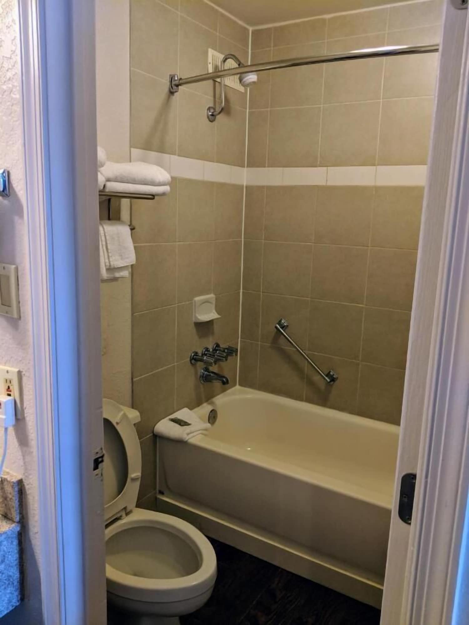 غرفة بسريرين مزدوجين، Days Inn by Wyndham Asheville West 7/8