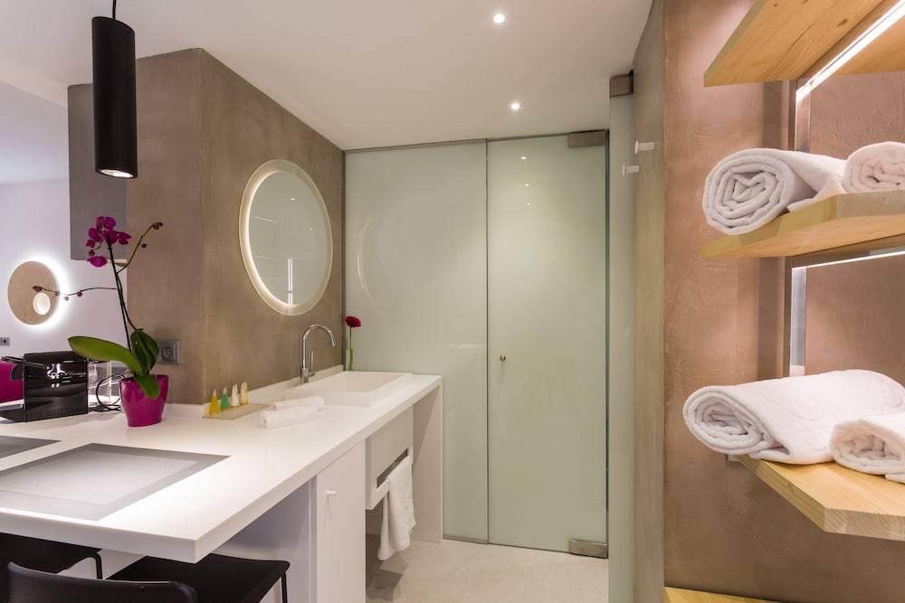 جناح جونيور بإطلالة على الفناء، One Ibiza Suites 3/4