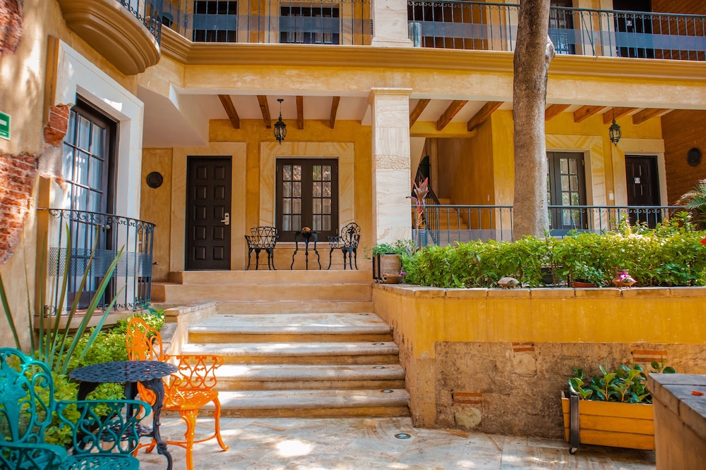 Hotel La Casa de Adobe 7/76