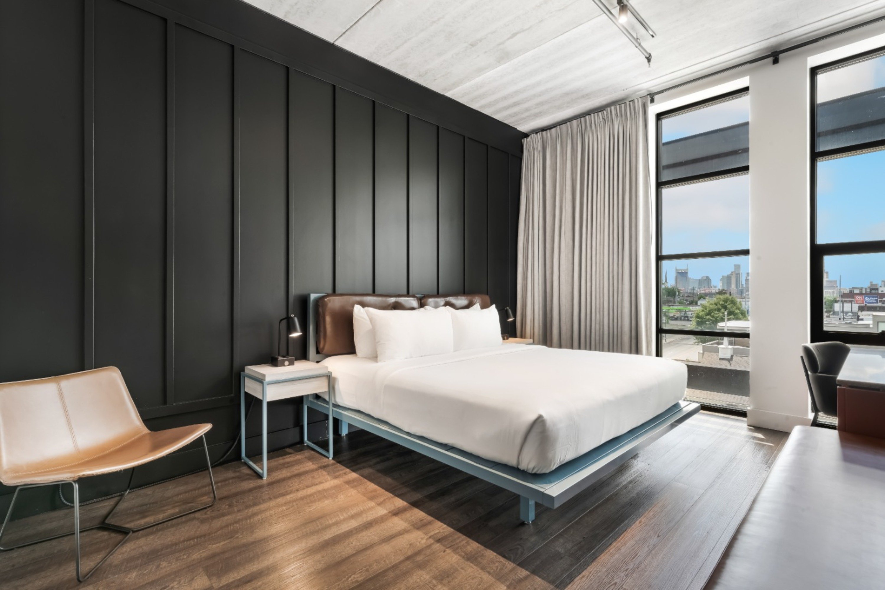 ROOM, KING BED, SKYLINE VIEW