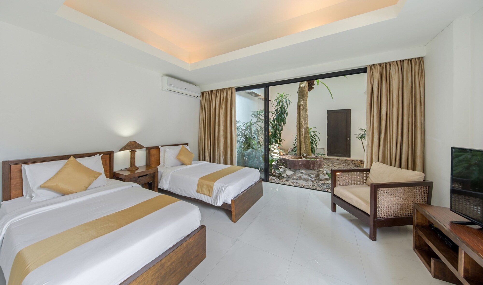 4 BEDROOMS, VILLA