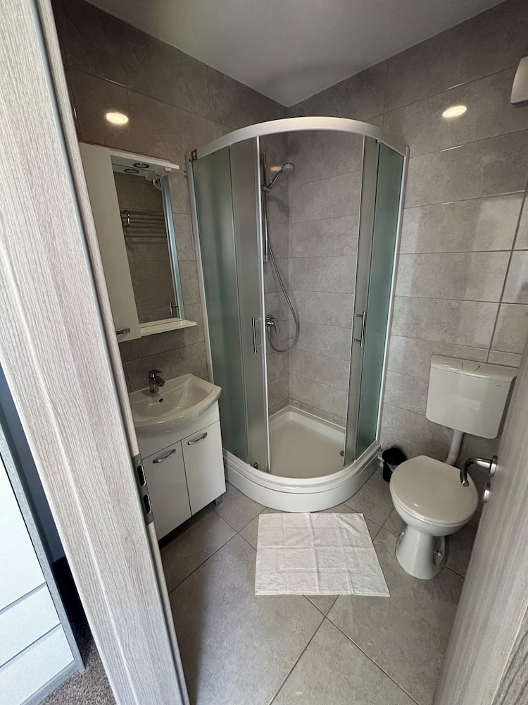 London Rooms Zagreb Airport 46/48