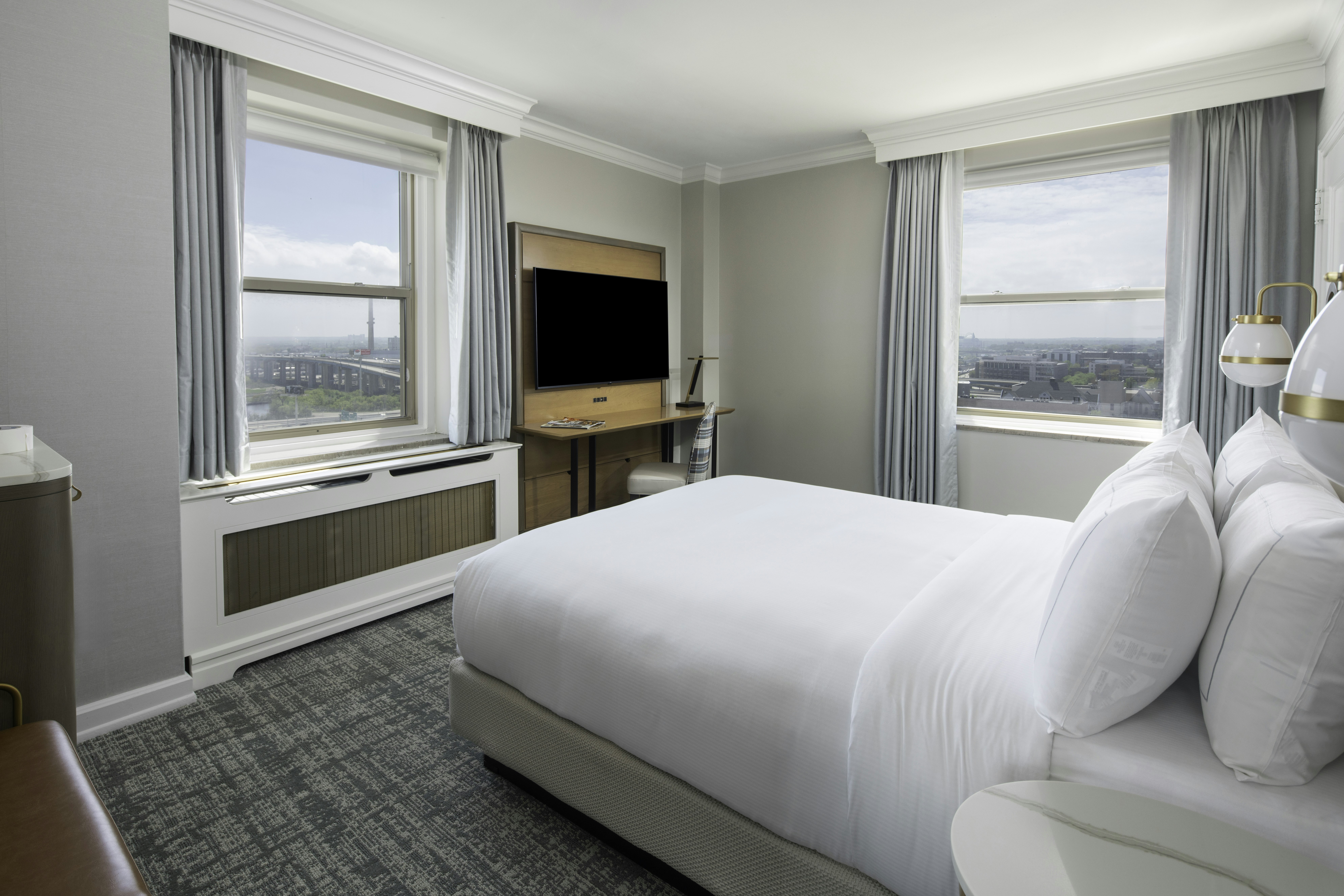 ROOM, QUEEN BED