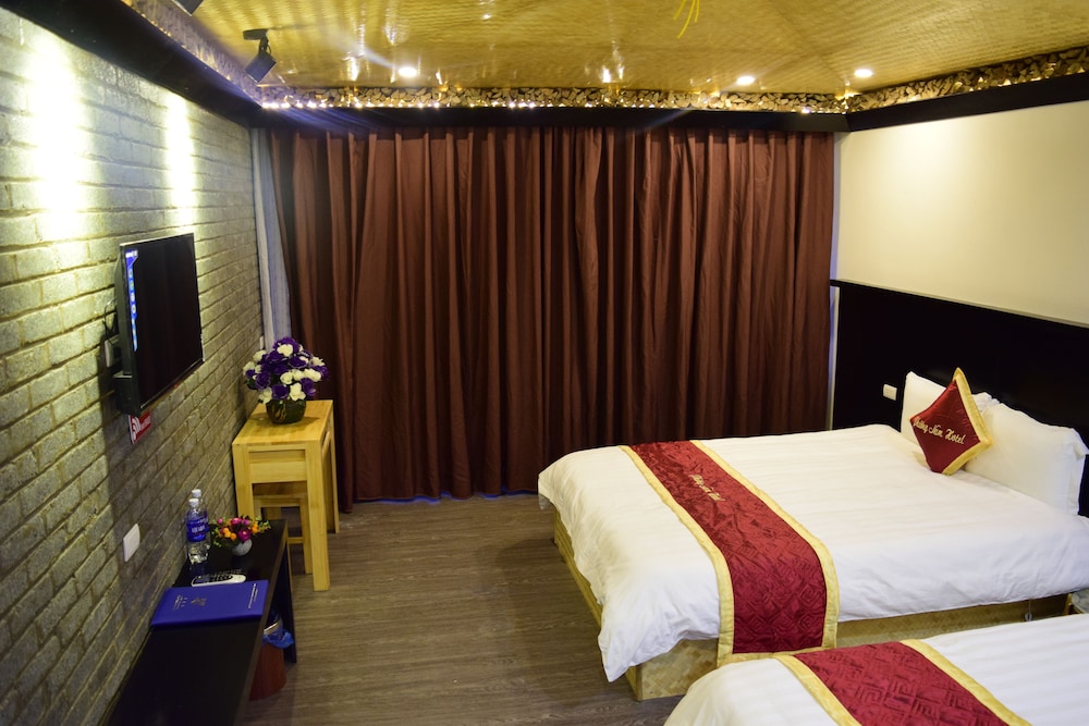 Phuong Nam Mountain View Hotel 12/35