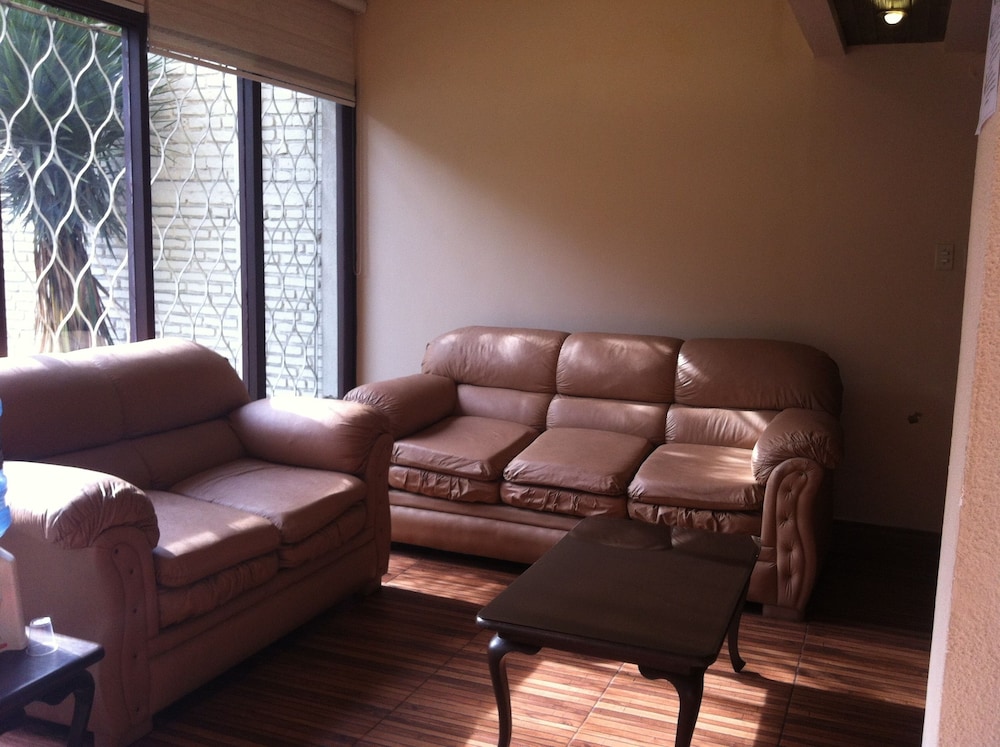 El Prado Hotel 24/36