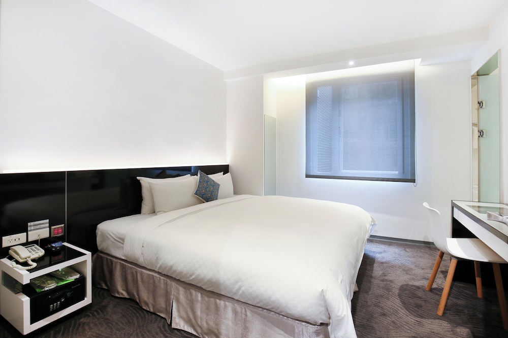 SUPERIOR, QUEEN BED