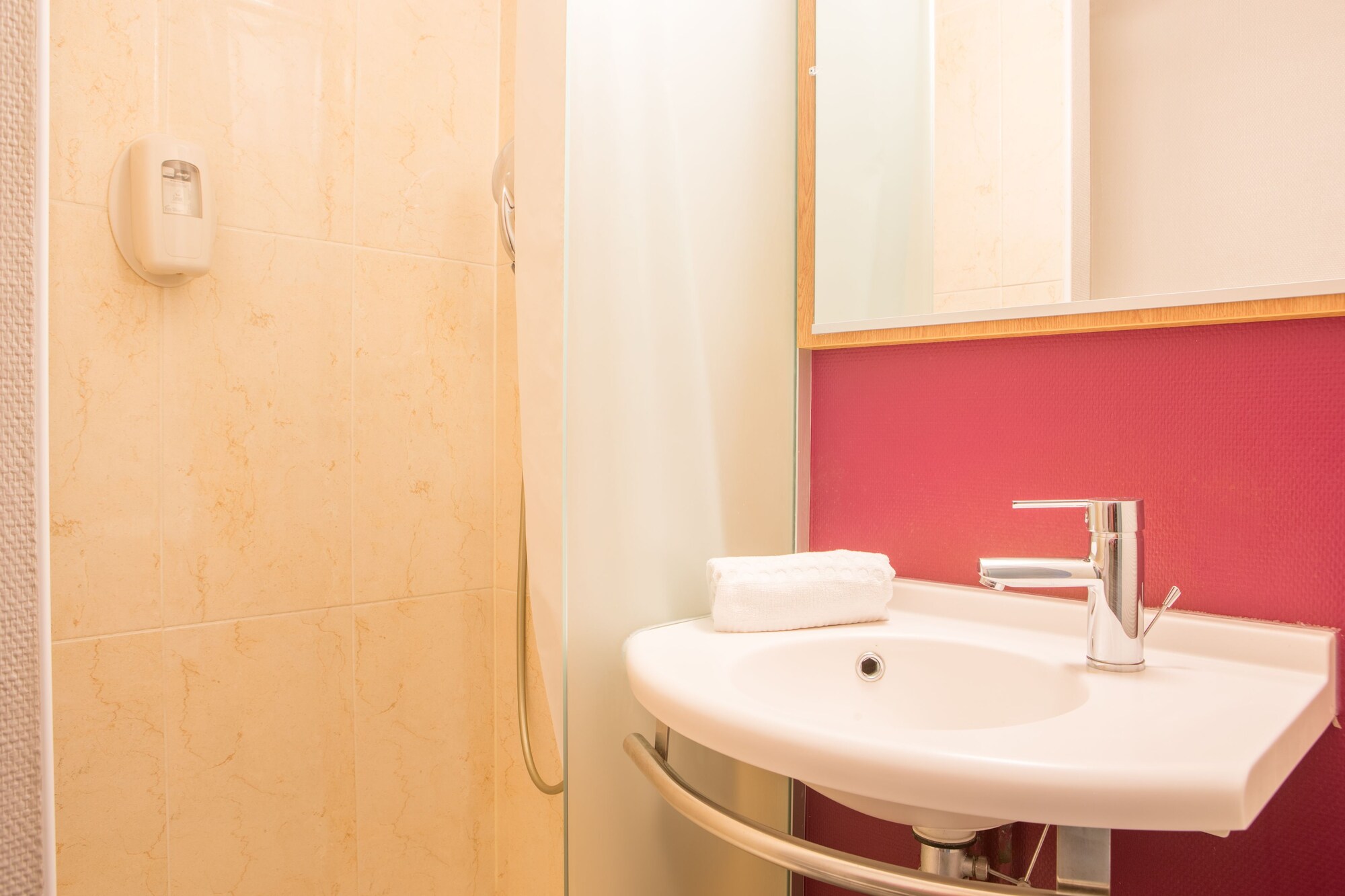 غرفة بسريرين منفصلين، B&B Hotel Hyeres 4/4