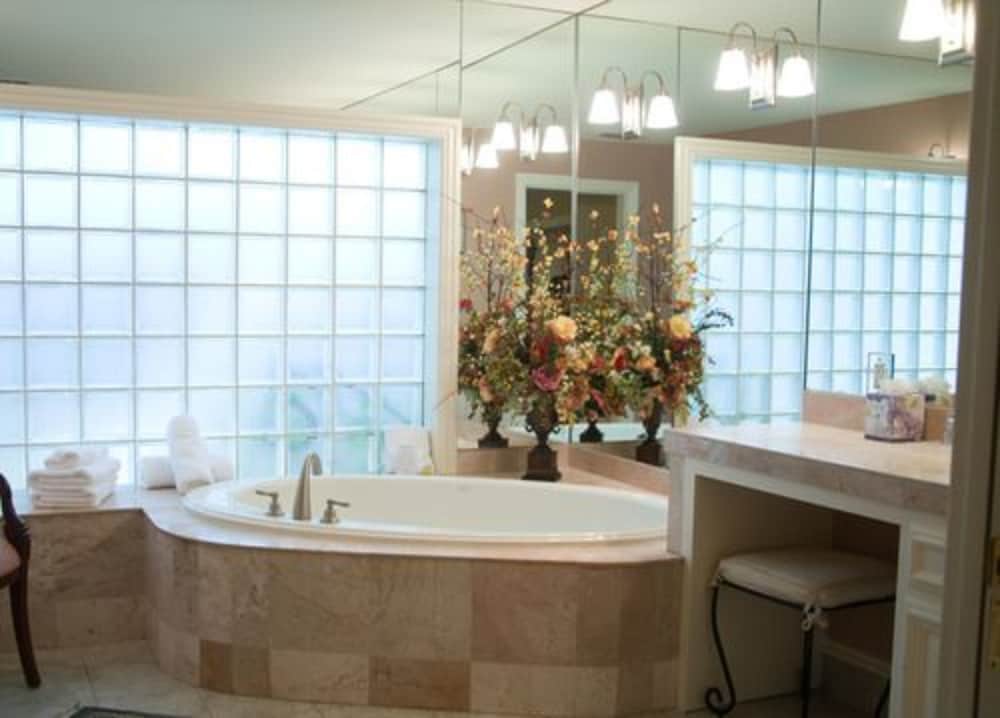 Regency, Cottage, King Bed