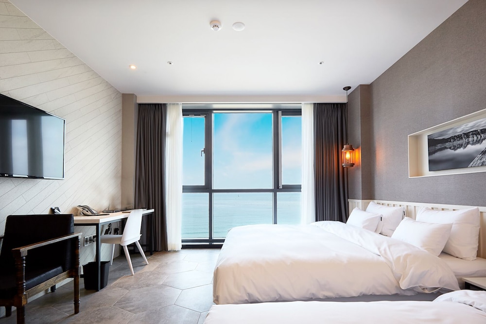 FAMILY, TWIN BEDS, OCEAN VIEW