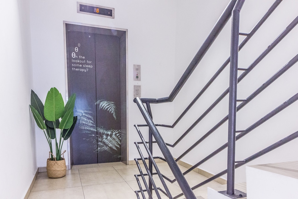 Z Hotel Ara Damansara, LRT, Mall, Airport 24/37