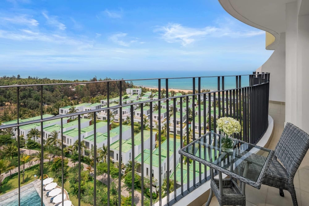 Wyndham Royal Beachfront Resort & Spa Hoi An Danang 6/59