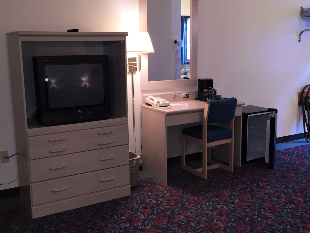 Cedar Motor Inn 49/56