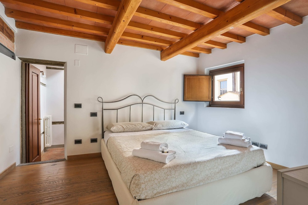 Uffizi Suite I in Florence-hosted by Sweetstay 7/16